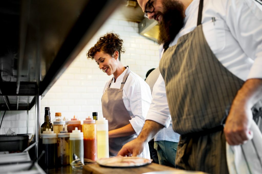 Ropa de cocina profesional con logo bordado para chefs