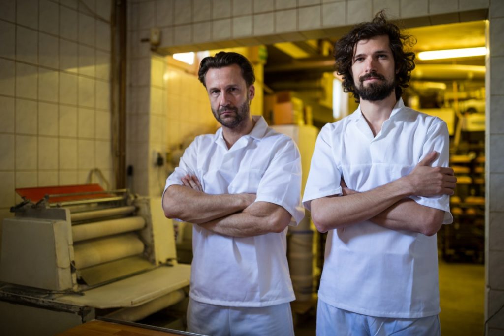 Ropa laboral para manipuladores de alimentos en líneas de producción