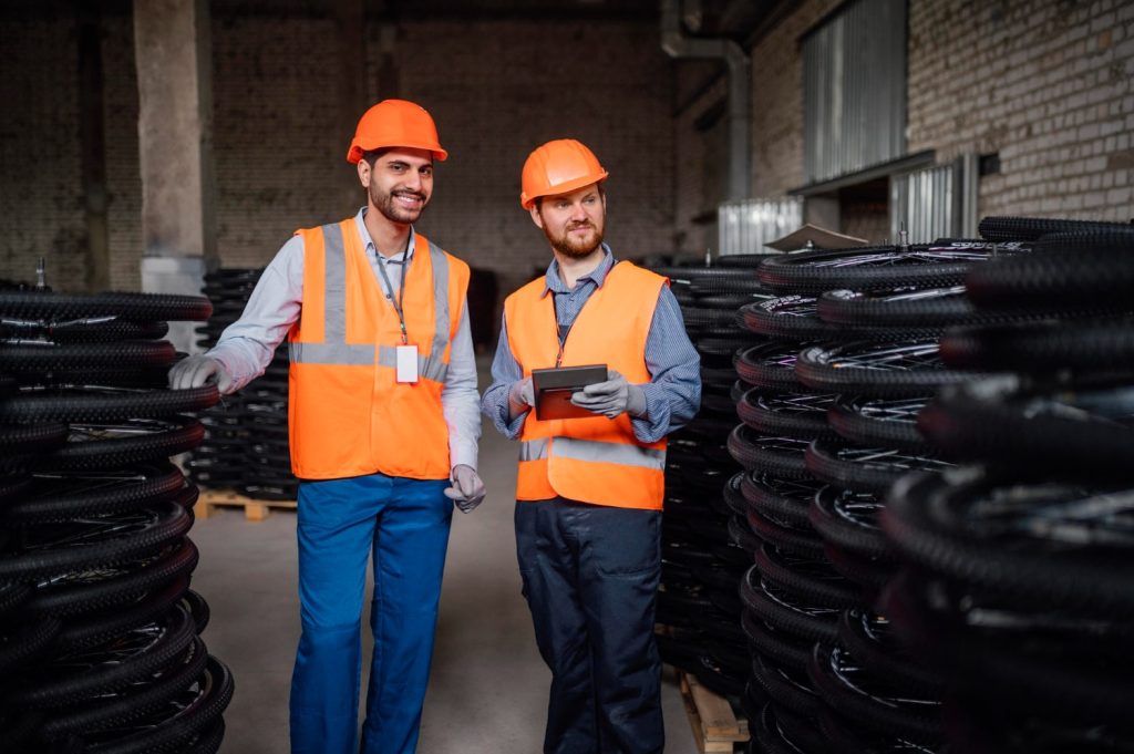 Ropa laboral técnica para fábricas y talleres industriales
