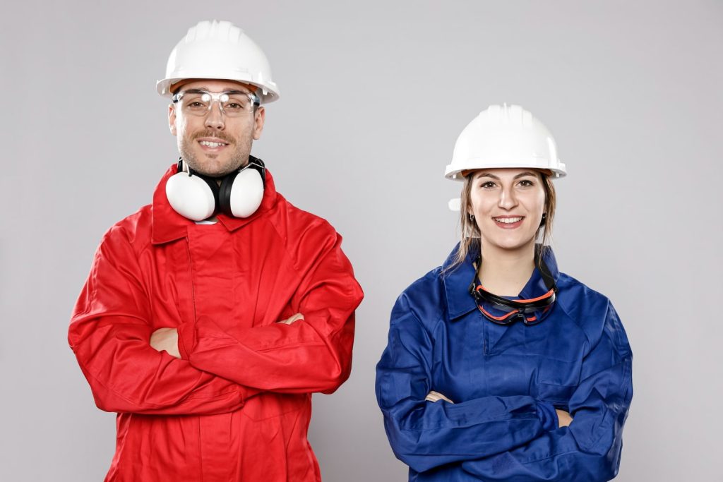 Uniformes resistentes para cadenas de montaje con imagen corporativa